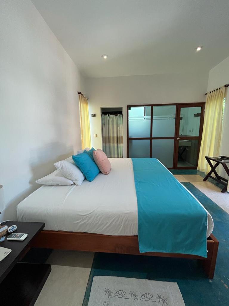 Cormorant Beach House Bed & Breakfast Puerto Villamil Bagian luar foto