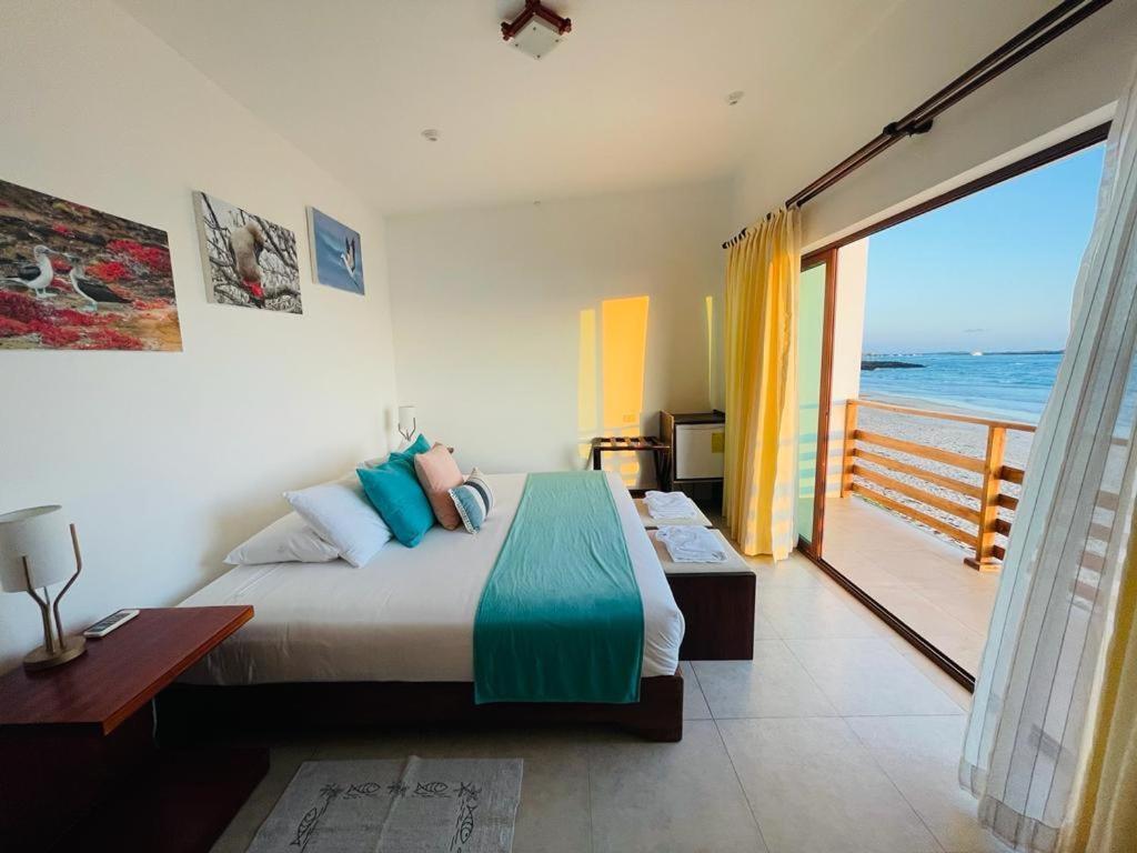 Cormorant Beach House Bed & Breakfast Puerto Villamil Bagian luar foto