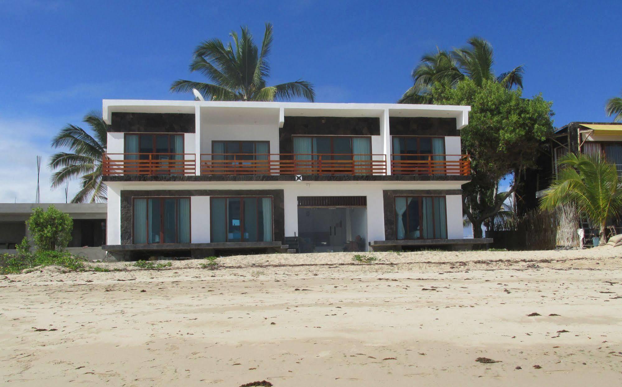 Cormorant Beach House Bed & Breakfast Puerto Villamil Bagian luar foto