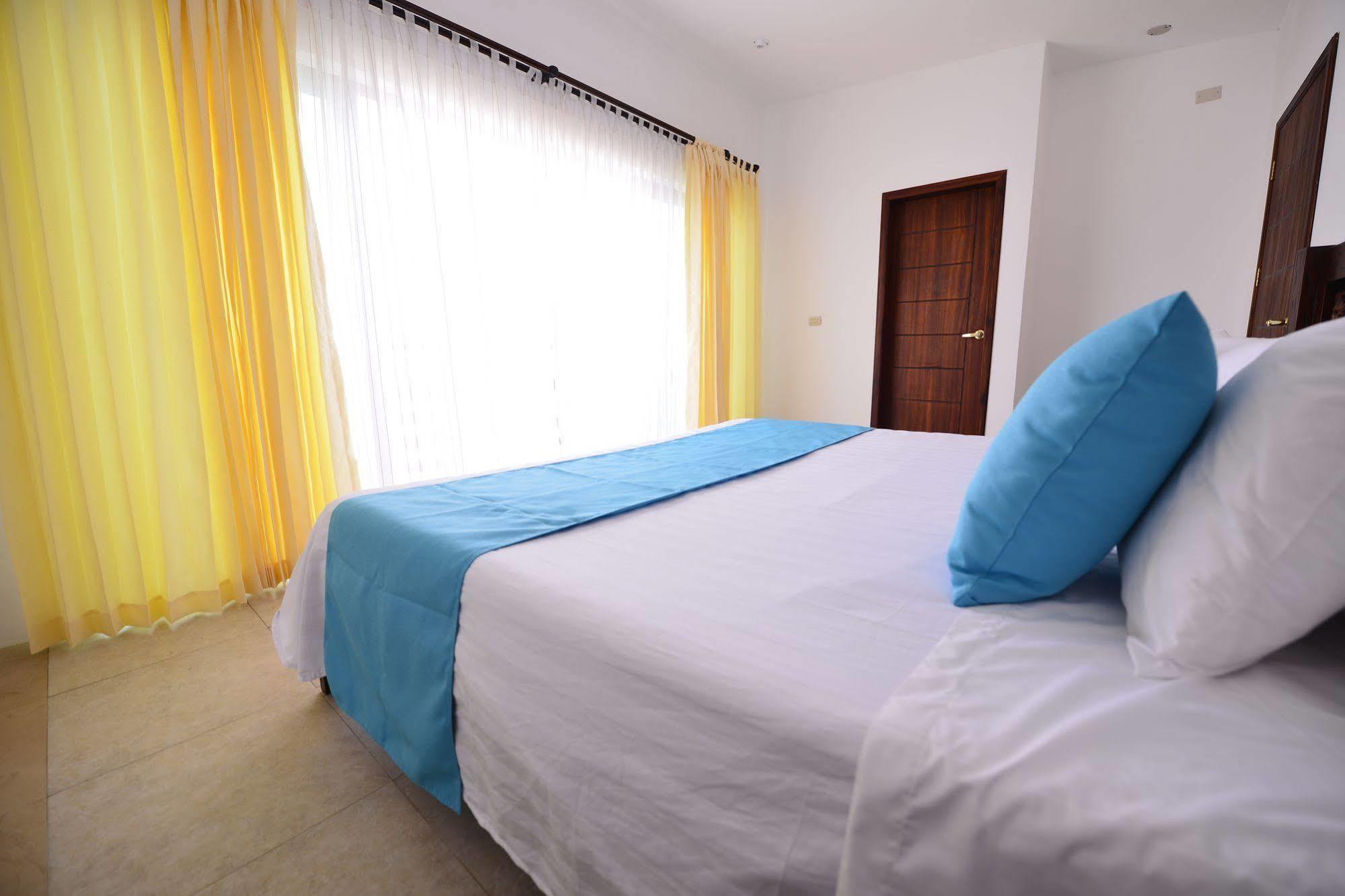 Cormorant Beach House Bed & Breakfast Puerto Villamil Bagian luar foto