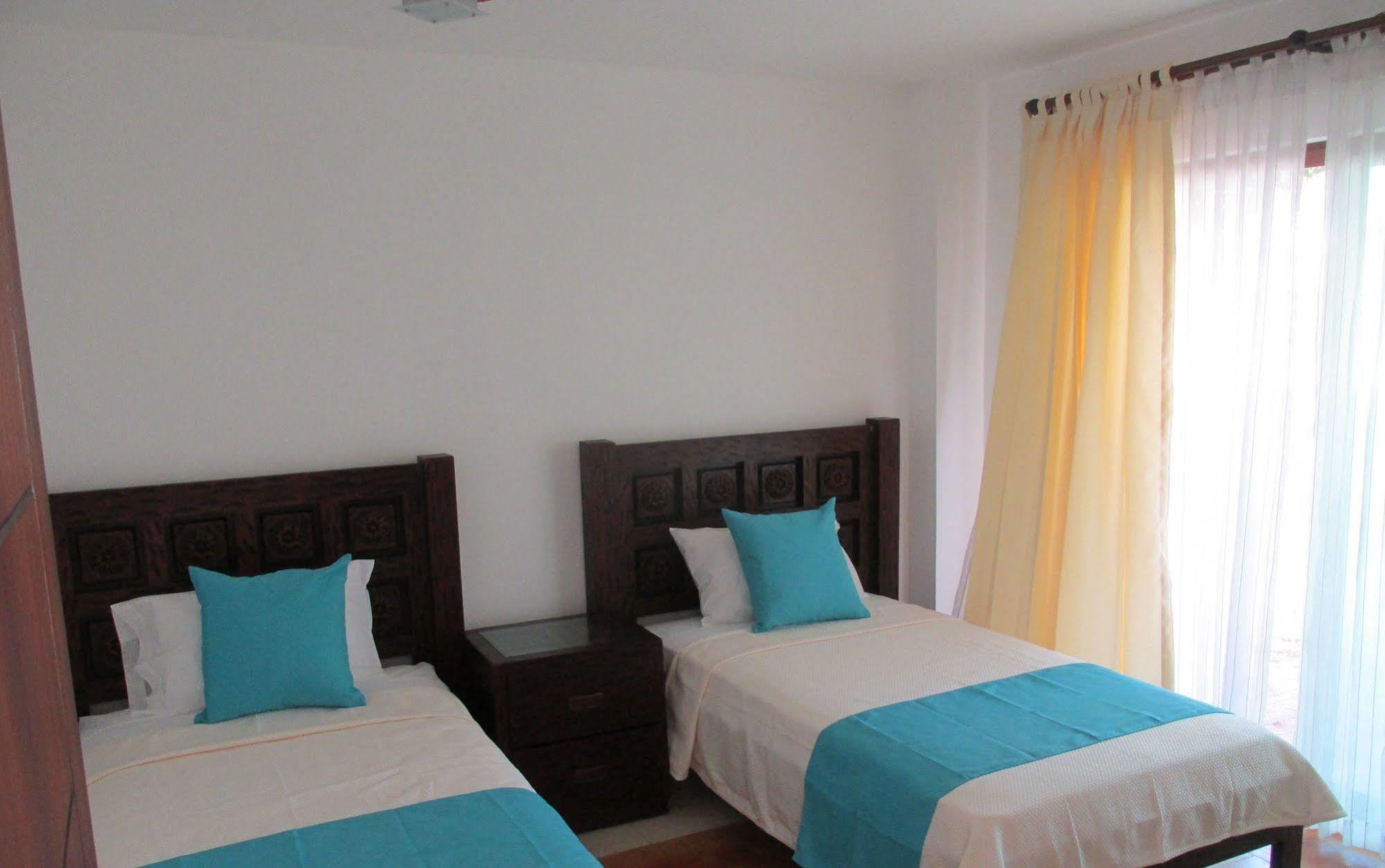 Cormorant Beach House Bed & Breakfast Puerto Villamil Bagian luar foto