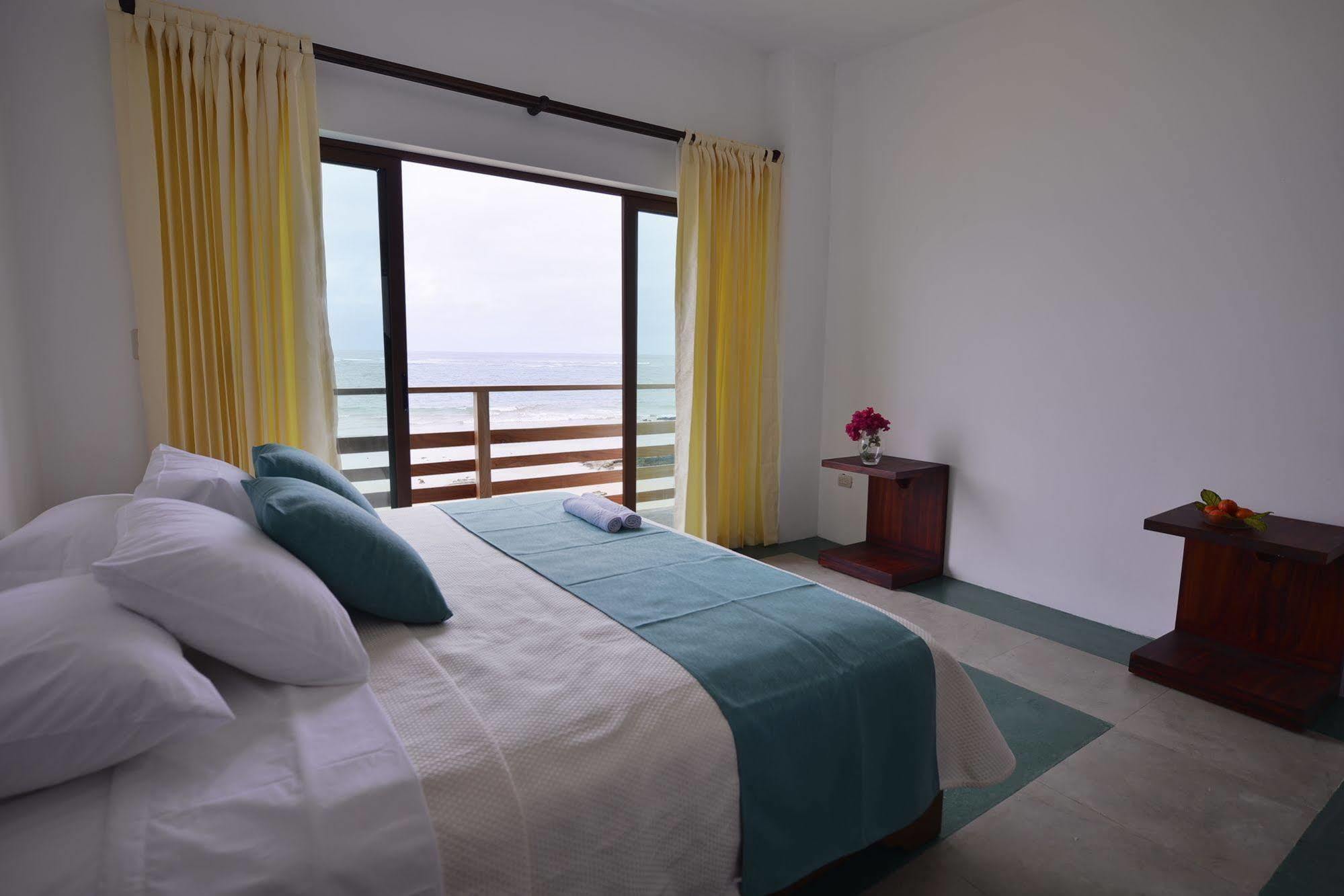 Cormorant Beach House Bed & Breakfast Puerto Villamil Bagian luar foto