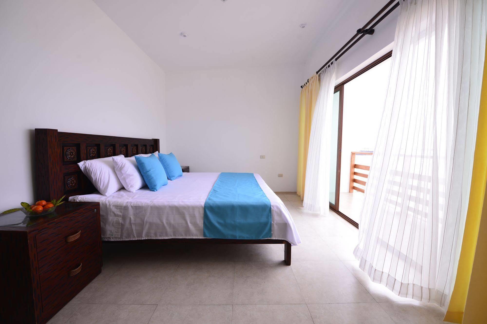 Cormorant Beach House Bed & Breakfast Puerto Villamil Bagian luar foto