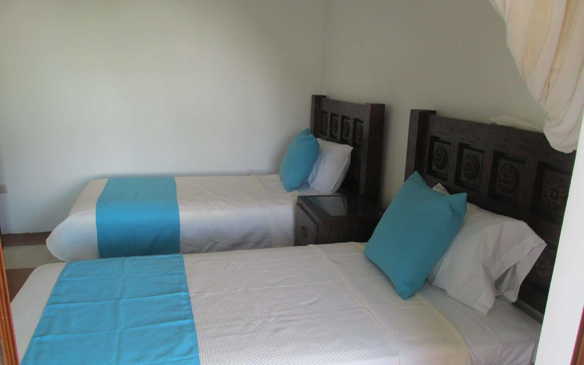 Cormorant Beach House Bed & Breakfast Puerto Villamil Bagian luar foto