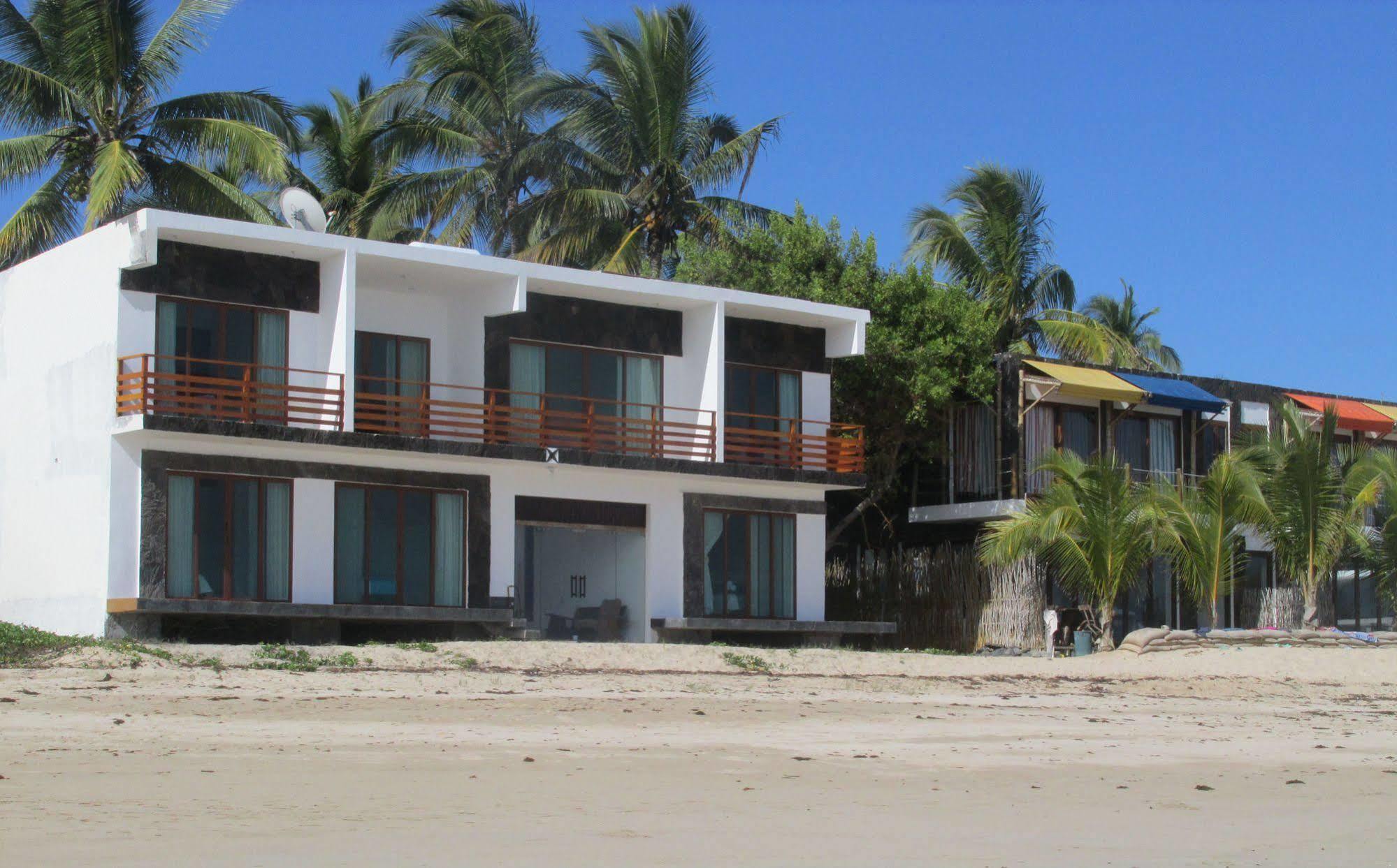 Cormorant Beach House Bed & Breakfast Puerto Villamil Bagian luar foto