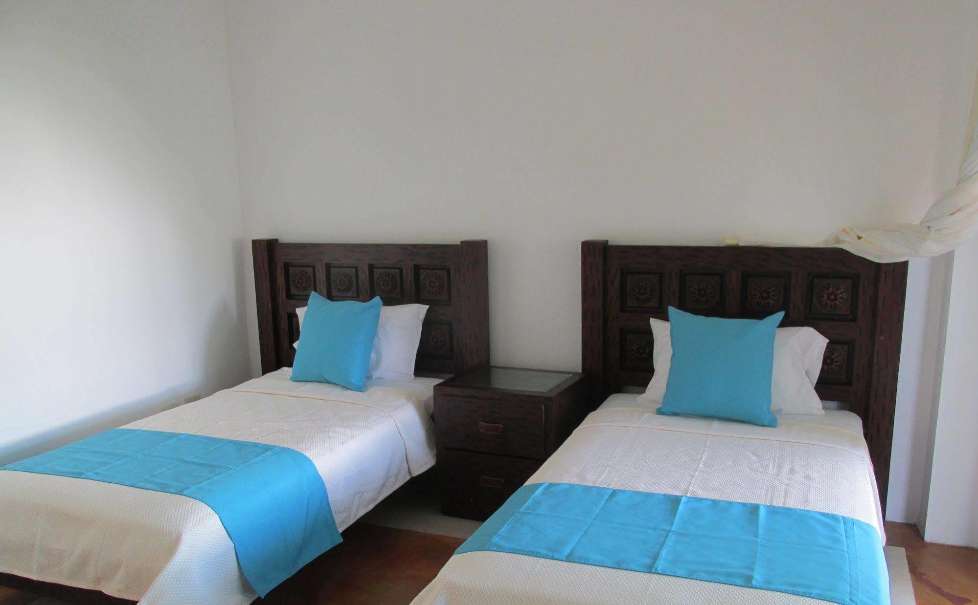 Cormorant Beach House Bed & Breakfast Puerto Villamil Bagian luar foto