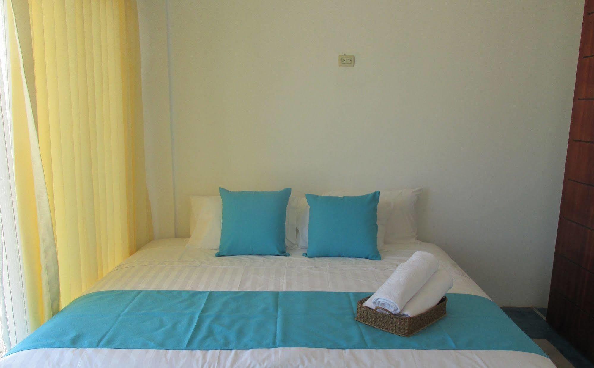 Cormorant Beach House Bed & Breakfast Puerto Villamil Bagian luar foto